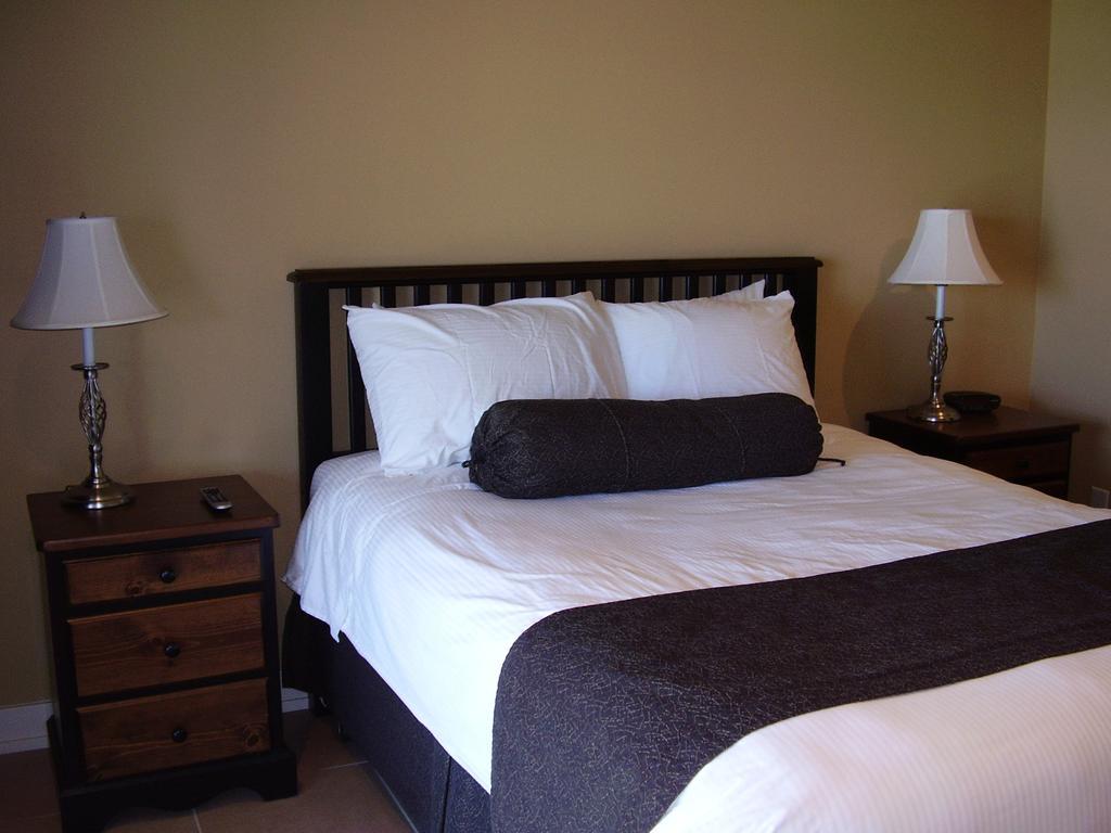 Casa Loma Lakeshore Resort West Kelowna Room photo